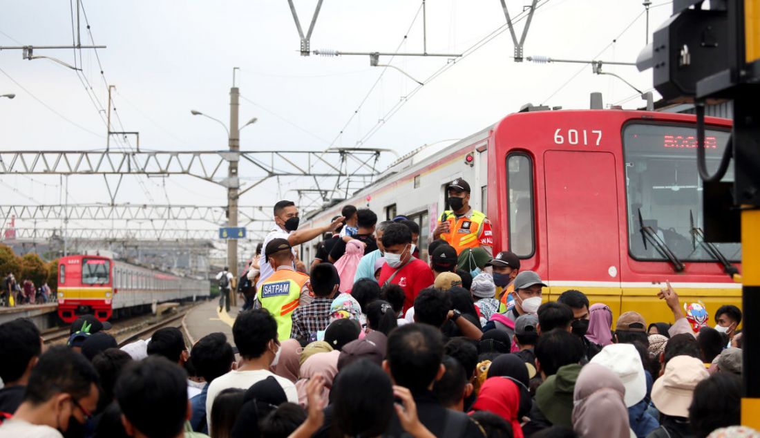 Petugas saat mengatur calon penumpang yang akan menaiki KRL di Stasiun Bogor, Jawa Barat, Rabu (4/5). - JPNN.com