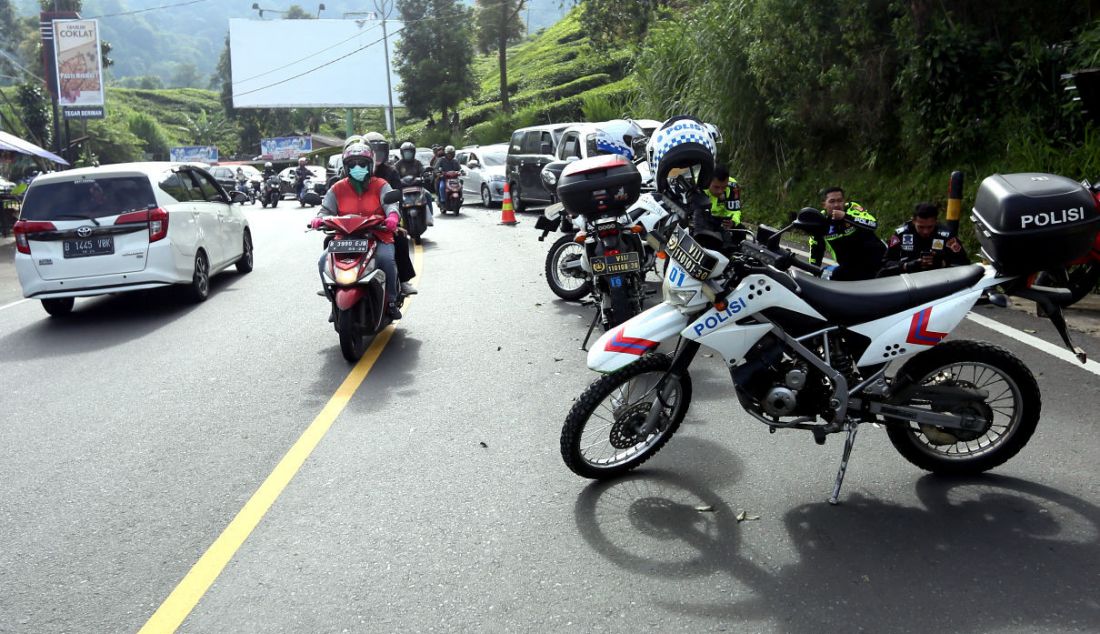 Polres Bogor melakukan penutupan jalan kawasan wisata Puncak, Ciawi, Kabupaten Bogor, Jawa Barat, Rabu (4/5). - JPNN.com