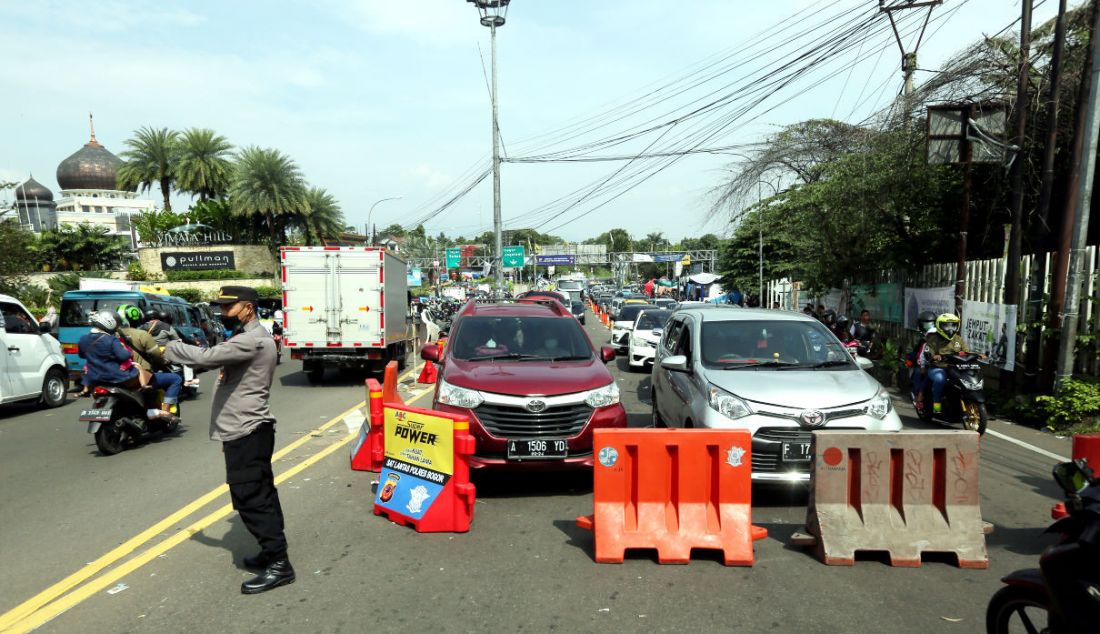 Polres Bogor melakukan penutupan jalan menuju kawasan wisata Puncak, Ciawi, Kabupaten Bogor, Jawa Barat, Rabu (4/5). Pada H+2 Lebaran kawasan Puncak Bogor mulai dipadati wisatawan. - JPNN.com