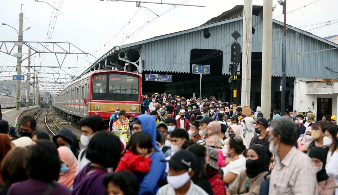 Suasana Stasiun Bogor, Jawa Barat, Rabu (4/5). PT KCI menyebut volume total pengguna KRL Jabodetabek pada hari libur ke dua lebaran ini sebanyak 395.266 pengguna, atau naik sebesar 44 persen dibandingkan pada waktu yang sama pada hari pertama libur lebaran kemarin, yaitu sebanyak 273.400 pengguna. - JPNN.com