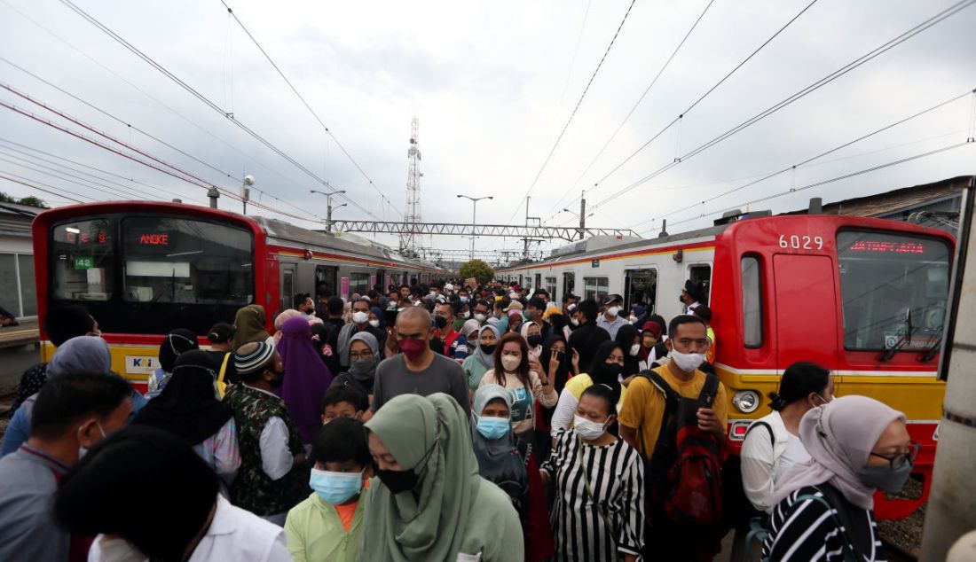 Suasana Stasiun Bogor, Jawa Barat, Rabu (4/5). PT KCI menyebut volume total pengguna KRL Jabodetabek pada hari libur kedua Lebaran sebanyak 395.266 pengguna, atau naik sebesar 44 persen. - JPNN.com