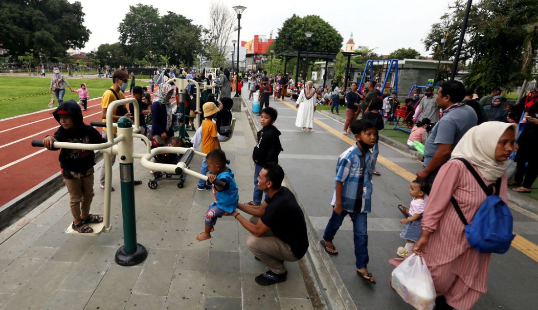 Warga memanfaatkan libur Lebaran di Alun-alun Kota Bogor, Jawa Barat, Rabu (4/5). - JPNN.com