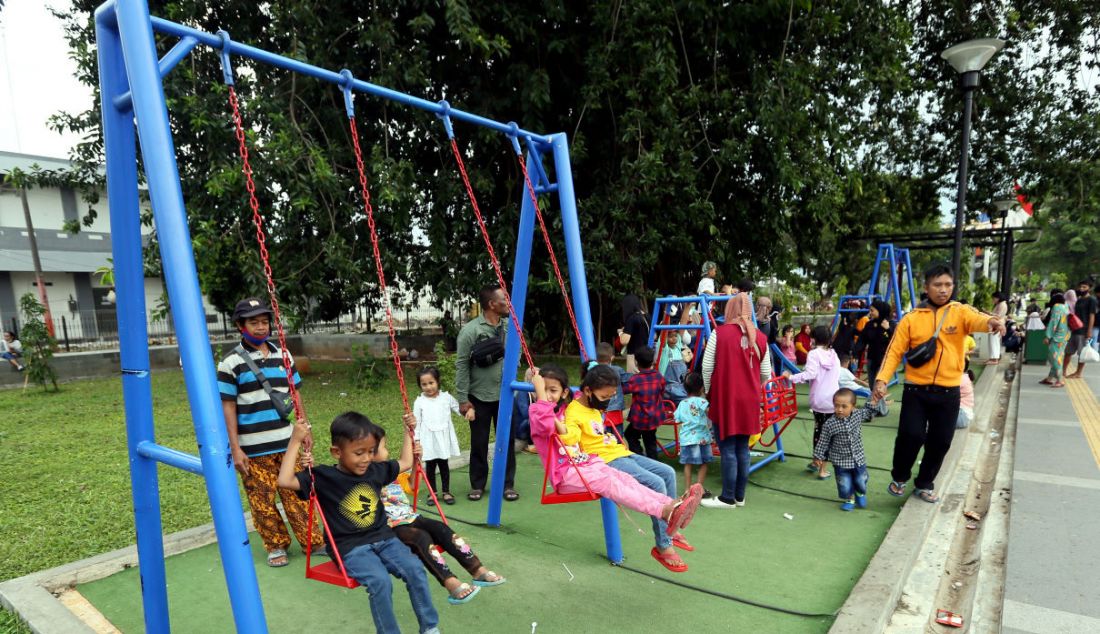 Warga memanfaatkan libur Lebaran di Alun-alun Kota Bogor, Jawa Barat, Rabu (4/5). - JPNN.com