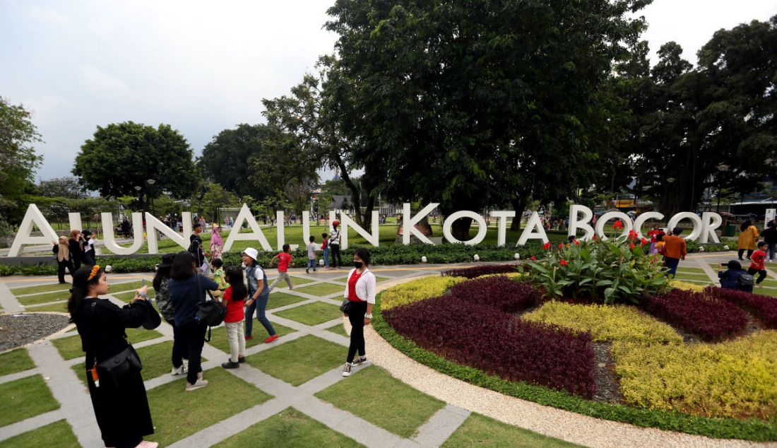 Warga memanfaatkan libur Lebaran di Alun-alun Kota Bogor, Jawa Barat, Rabu (4/5). - JPNN.com