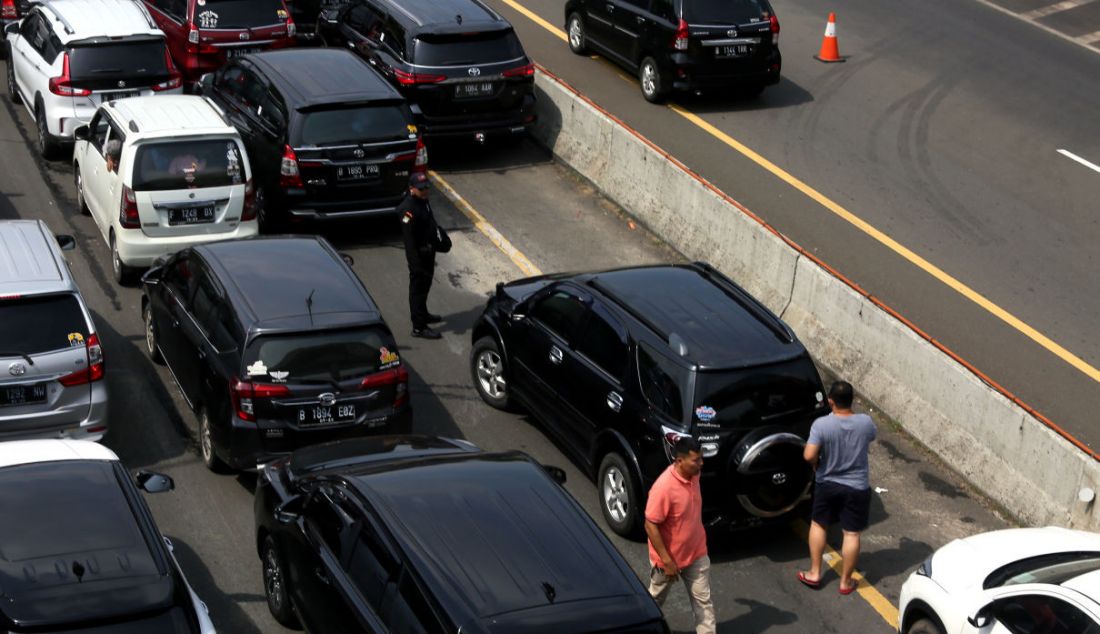 Pengguna kendaraan menunggu pembukaan jalan di Tol Jagorawi menuju kawasan wisata Puncak, Ciawi, Kabupaten Bogor, Jawa Barat, Rabu (4/5). - JPNN.com