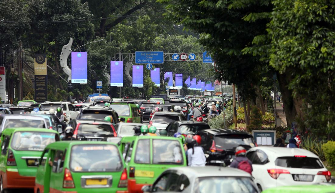 Sejumlah kendaraan memadati jalur sistem satu arah (SSA), Jalak Harupat, Kota Bogor, Jawa Barat, Kamis (5/5). Foto: Ricardo - JPNN.com