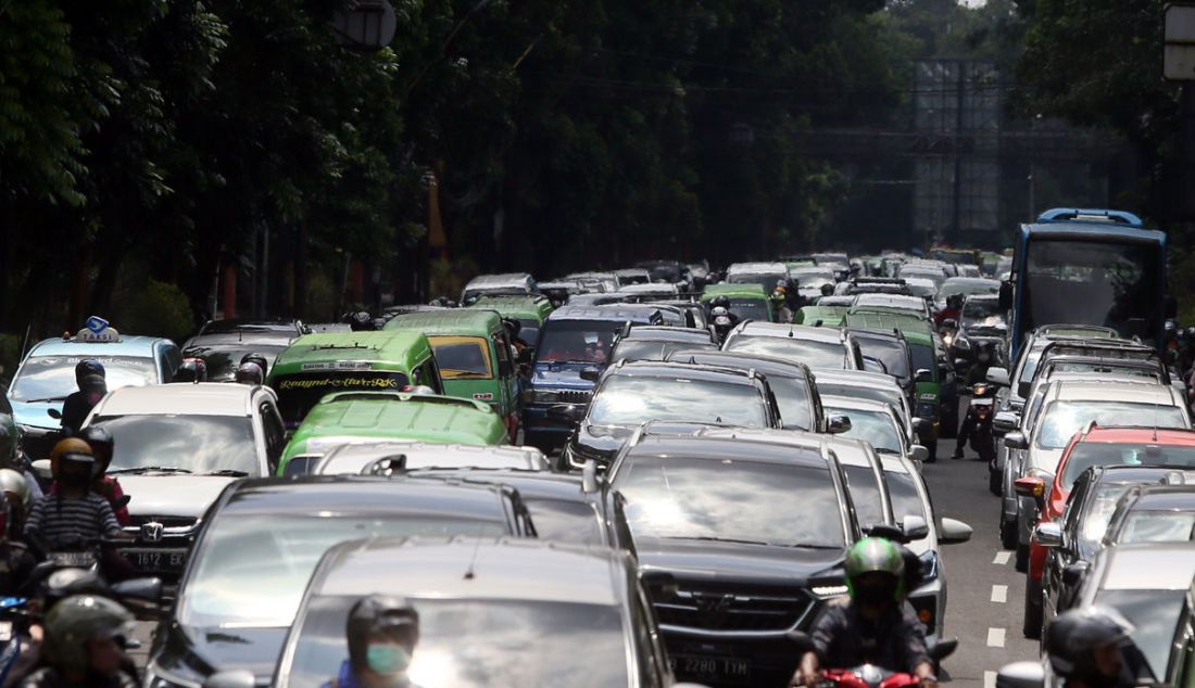 Sejumlah kendaraan memadati jalur sistem satu arah (SSA), Jalak Harupat, Kota Bogor, Jawa Barat, Kamis (5/5). - JPNN.com