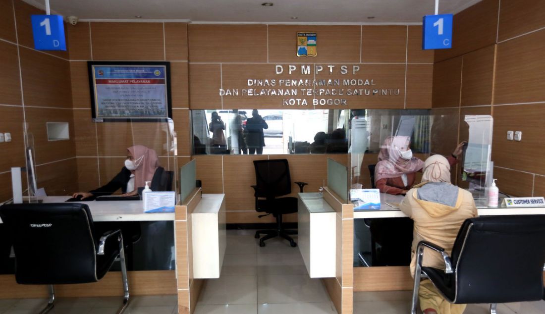 Petugas saat melayani warga yang mengurus perizinan di Kantor Dinas Penanaman Modal dan Pelayanan Terpadu Satu Pintu (DPMPTSP) Kota Bogor, Jawa Barat, Senin (9/5). Foto: Ricardo - JPNN.com