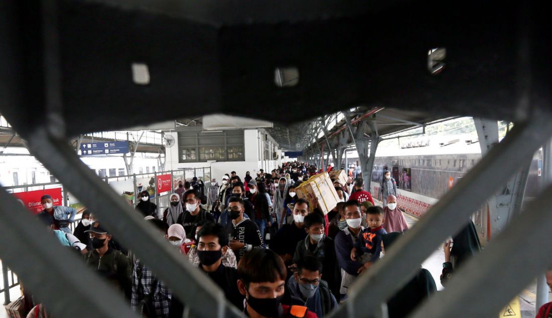 Situasi di Stasiun Pasar Senen, Jakarta, Rabu (11/5). Tercatat pada hari ini jumlah penumpang yang turun di Stasiun Pasar Senen sebanyak 16.100 penumpang. - JPNN.com