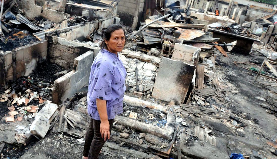 Sisa kebakaran Pasar Ciputat, Tangerang Selatan, Banten, Kamis (12/5). Kebakaran yang terjadi pada Rabu (11/5) itu menghanguskan lebih dari 50 puluh kios dan rumah warga yang berada di sekitar pasar. - JPNN.com