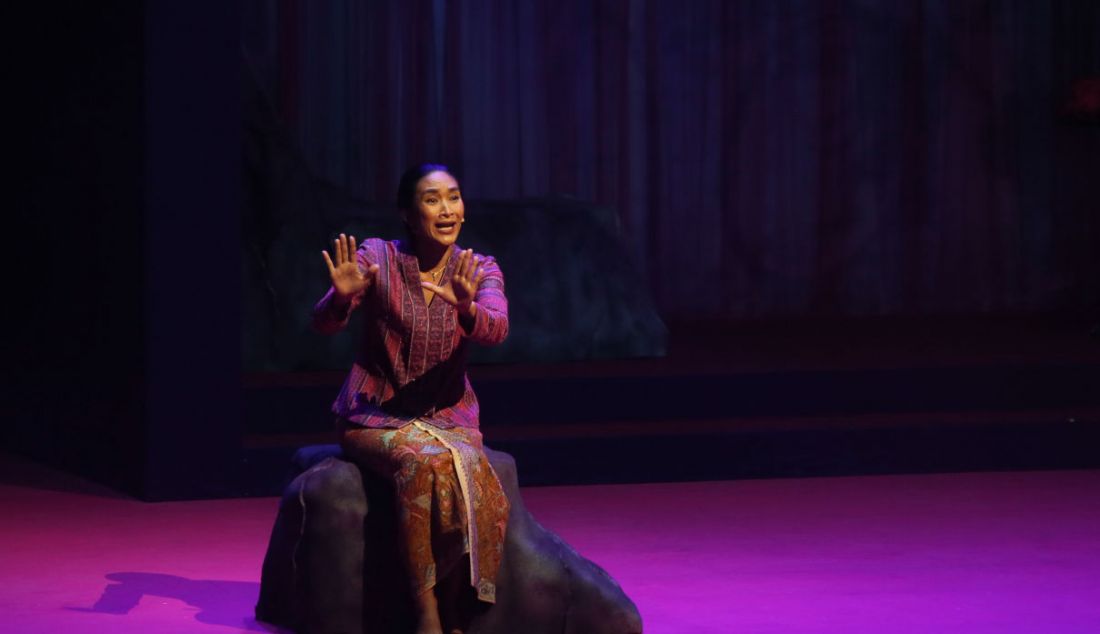 Happy Salma memerankan Inggit Garnasih pada pementasan Teater Musikal Monolog Inggit Garnasih di Ciputra Artpreneur Theater, Lotte Shopping Avenue lt. 11, Jakarta, Kamis (19/5). - JPNN.com