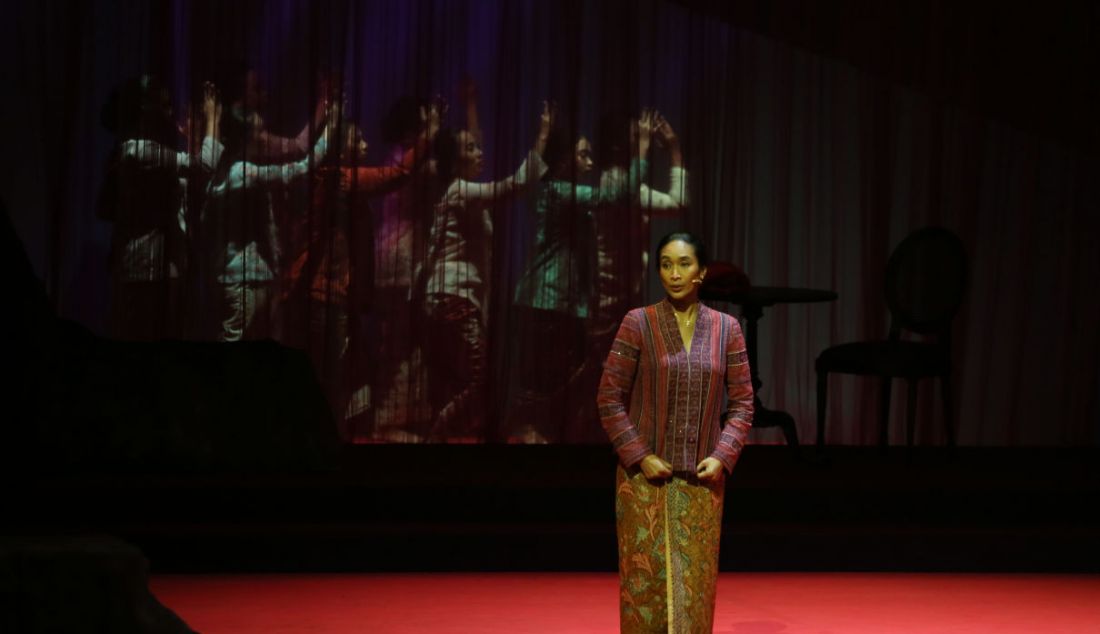 Happy Salma memerankan Inggit Garnasih pada pementasan Teater Musikal Monolog Inggit Garnasih di Ciputra Artpreneur Theater, Lotte Shopping Avenue lt. 11, Jakarta, Kamis (19/5). - JPNN.com