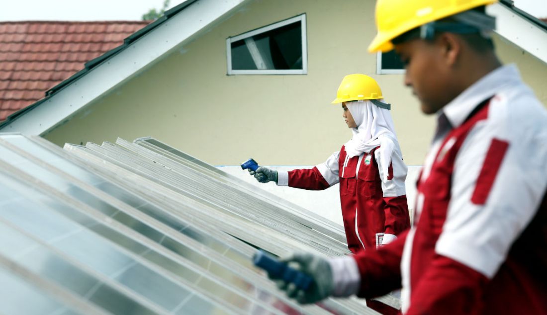 Sejumlah murid saat praktek perawatan solar panel di SMK N 1 Kemang, Bogor, Jawa Barat, Kamis (19/5). Solar panel menghasilkan energi listrik yang digunakan untuk kebutuhan pasokan listrik di lab sekolah tersebut. - JPNN.com