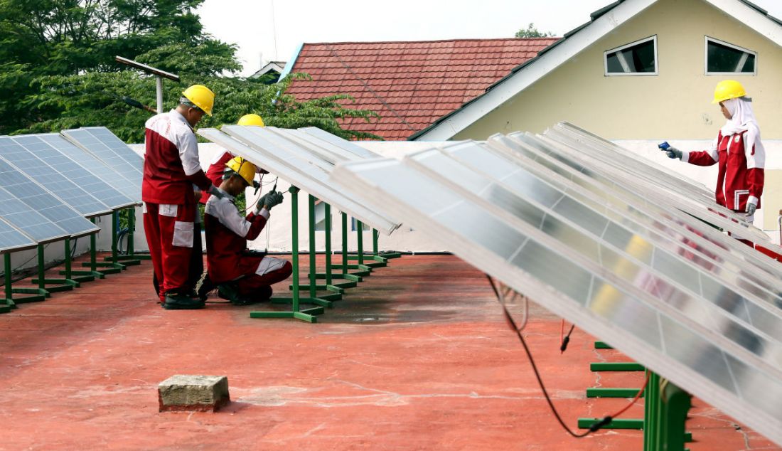 Sejumlah murid saat praktek perawatan solar panel di SMK N 1 Kemang, Bogor, Jawa Barat, Kamis (19/5). Solar panel menghasilkan energi listrik yang digunakan untuk kebutuhan pasokan listrik di lab sekolah tersebut. - JPNN.com