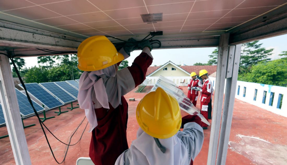 Sejumlah murid saat praktek perawatan solar panel di SMK N 1 Kemang, Bogor, Jawa Barat, Kamis (19/5). Solar panel menghasilkan energi listrik yang digunakan untuk kebutuhan pasokan listrik di lab sekolah tersebut. - JPNN.com