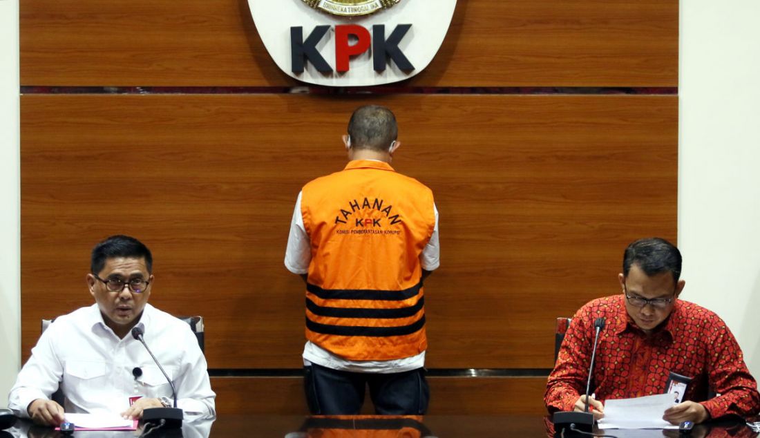 Deputi Penindakan KPK Karyoto (kiri) dan Plt Juru Bicara KPK Ali Fikri memberikan keterangan pers penahanan Dirjen Hortikultura Kementan periode 2012 Hasanuddin Ibrahim di Gedung KPK, Jakarta, Jumat (20/5). - JPNN.com