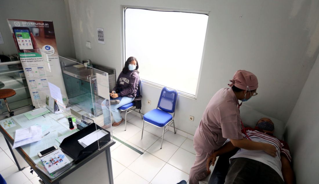 Dokter Natasha memeriksa pasien BPJS Kesehatan di Fasilitas Kesehatan Tingkat Pertama (FKTP) Klinik Kesehatan Prima Husada, Cinere, Depok, Jawa Barat, Senin (23/5). - JPNN.com