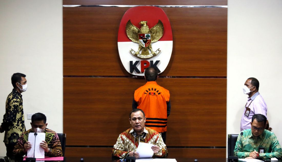 Ketua KPK Firli Bahuri memberikan keterangan pers penahanan Direktur PT Diratama Jaya Mandiri Irfan Kurnia Saleh atau John Irfan Kenway di Gedung KPK, Jakarta, Selasa (24/5). - JPNN.com