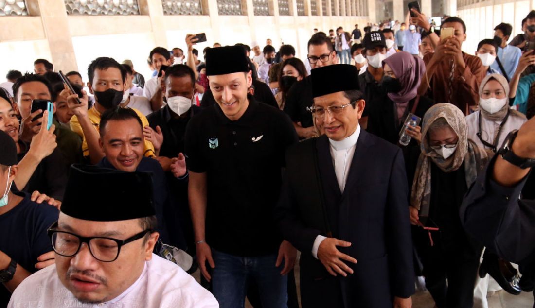 Imam Besar Istiqlal Nasaruddin Umar menerima kunjungan pesepak bola klub Fenerbahce Mesut Ozil di Masjid Istiqlal Jakarta, Jumat (27/5). - JPNN.com