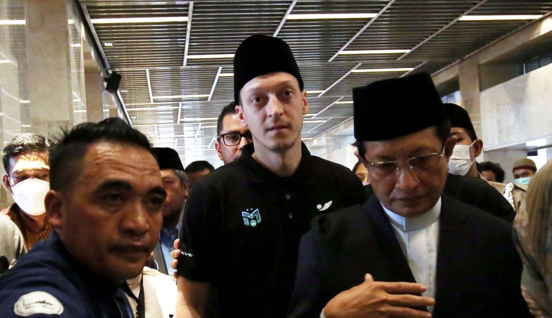 Imam Besar Istiqlal Nasaruddin Umar menerima kunjungan pesepak bola klub Fenerbahce Mesut Ozil di Masjid Istiqlal Jakarta, Jumat (27/5). Ozil menyempatkan jumatan di Istiqlal. - JPNN.com