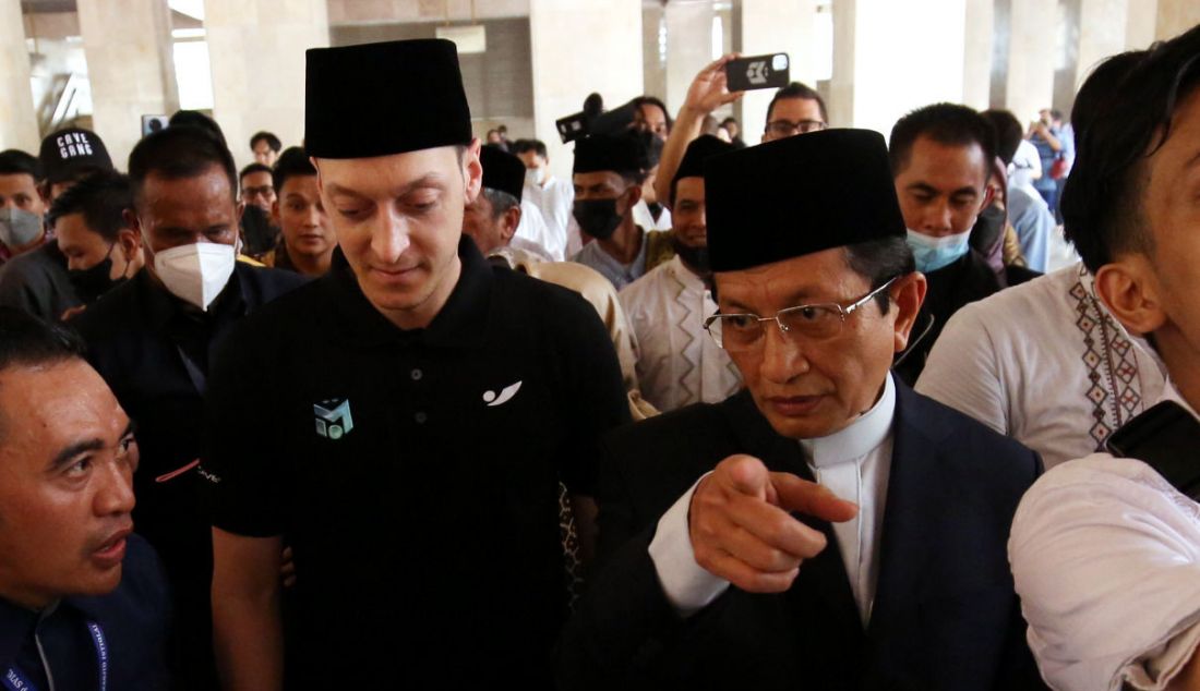Imam Besar Istiqlal Nasaruddin Umar menerima kunjungan pesepak bola klub Fenerbahce Mesut Ozil di Masjid Istiqlal Jakarta, Jumat (27/5). - JPNN.com