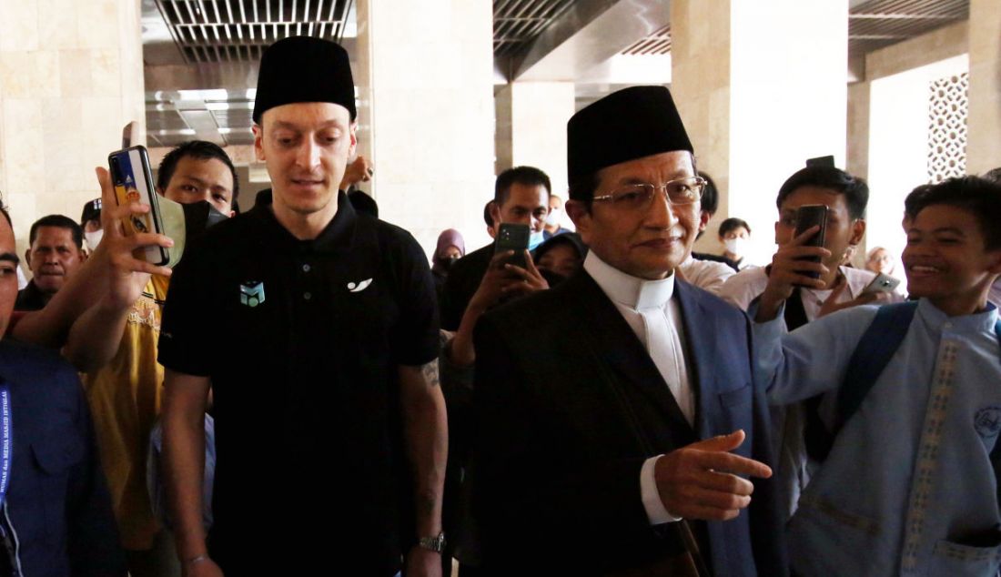 Imam Besar Istiqlal Nasaruddin Umar menerima kunjungan pesepak bola klub Fenerbahce Mesut Ozil di Masjid Istiqlal Jakarta, Jumat (27/5). Ozil menyempatkan jumatan di Istiqlal. - JPNN.com