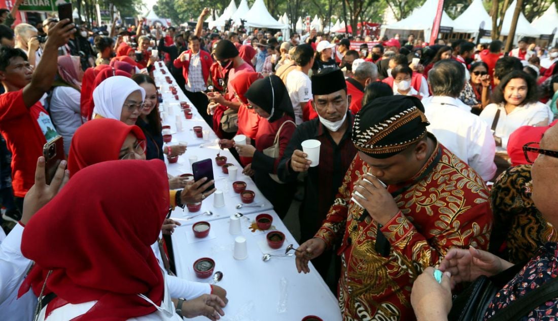Pengunjung mencicipi kopi racikan ketika mengikuti uji cita rasa kopi pada Festival Kopi Tanah Air di Lapangan Parkir Timur, Senayan, Gelora Bung Karno, Jakarta, Jumat (27/5). Foto: Ricardo - JPNN.com