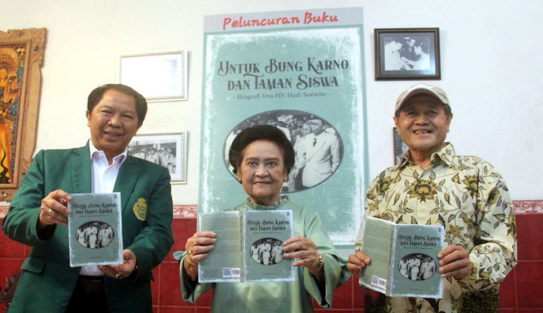 Ketua Umum Perkumpulan Keluarga Besar Taman Siswa (PKBTS) Muhammad Munawaroh (kiri) bersama sejarawan Wanita Irna HN Hadi Soewito (tengah) yang juga penulis buku Soewardi Soeyaningrat dalam Pengasingan Tahun 1985-2019 (tengah) dan penulis biografi Eka Budianta saat peluncuran Buku Untuk Bung Karno dan Taman Siswa, biografi Irna HN Hadi Soewito, di Jakarta, Sabtu (28/5). - JPNN.com