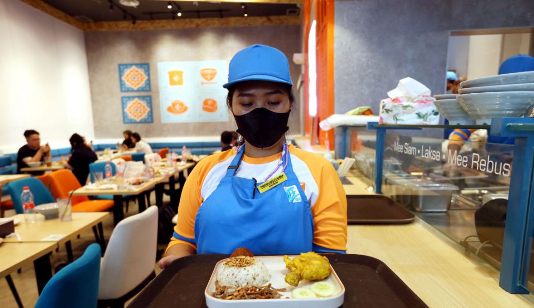 Pelayan mengantarkan makanan di gerai Heavenly Wang di Summarecon Mall Serpong, Tangerang, Banten, Sabtu (28/5). Heavenly Wang menghadirkan sarapan tradisional Singapura seperti toast, noodle, rice, open toasties dan volcano buns. - JPNN.com