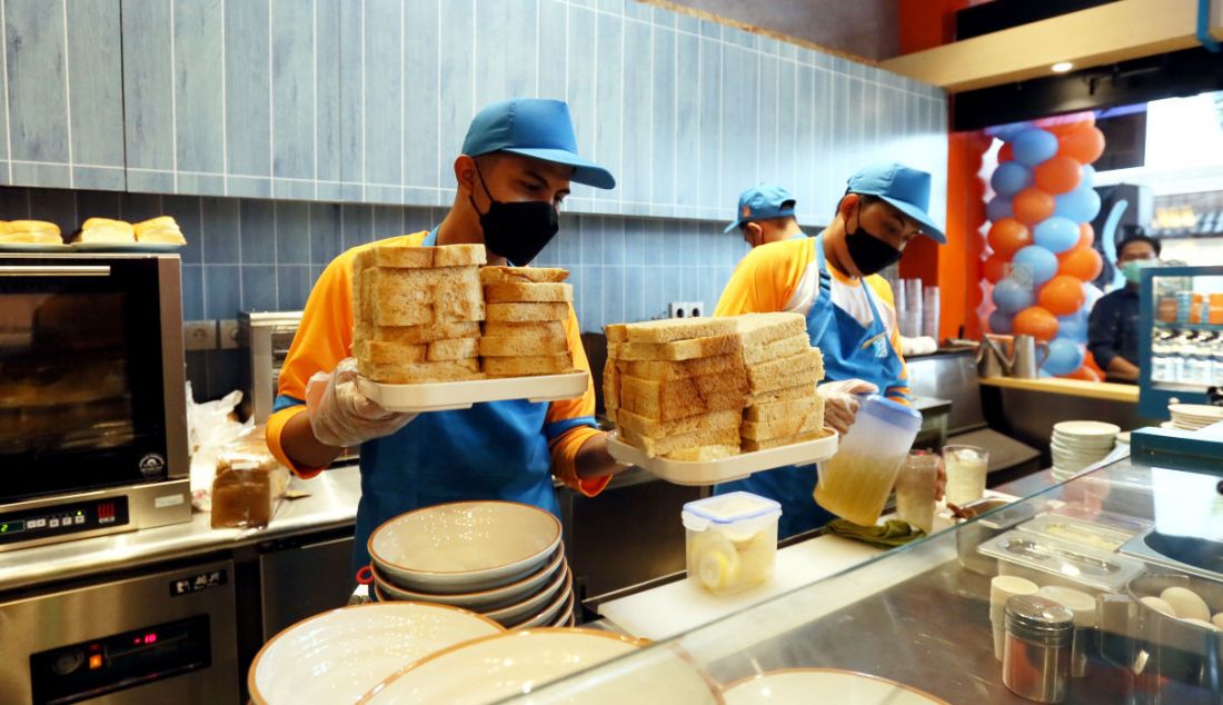 Juru masak membuat toast di gerai Heavenly Wang di Summarecon Mall Serpong, Tangerang, Banten, Sabtu (28/5). Heavenly Wang menghadirkan sarapan tradisional Singapura seperti toast, noodle, rice, open toasties dan volcano buns. - JPNN.com