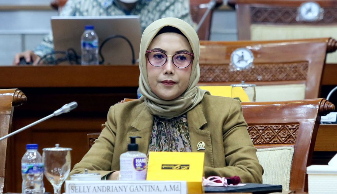 Anggota Komisi VIII DPR Selly Andriany Gantina mengikuti rapat dengan Menteri Agama Yaqut Cholil Qoumas di Gedung DPR, Senayan, Jakarta, Senin (30/5). - JPNN.com