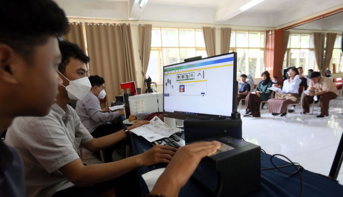 Siswa mengikuti perekaman e-KTP di SMA Negeri 4 Bogor, Jawa Barat, Selasa (31/5). - JPNN.com