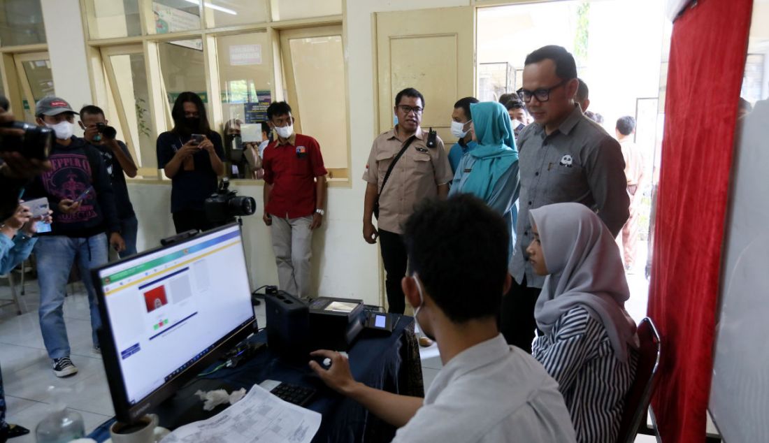 Wali Kota Bogor Bima Arya meninjau perekaman e-KTP di SMA Negeri 4 Bogor, Jawa Barat, Selasa (31/5). - JPNN.com