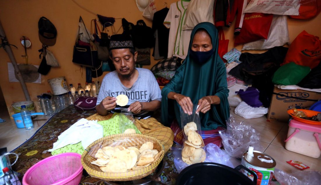 Kundiarto bersama istrinya menyiapkan barang dagangan di kawasan Cipete Utara, Jakarta, Kamis (2/6). - JPNN.com