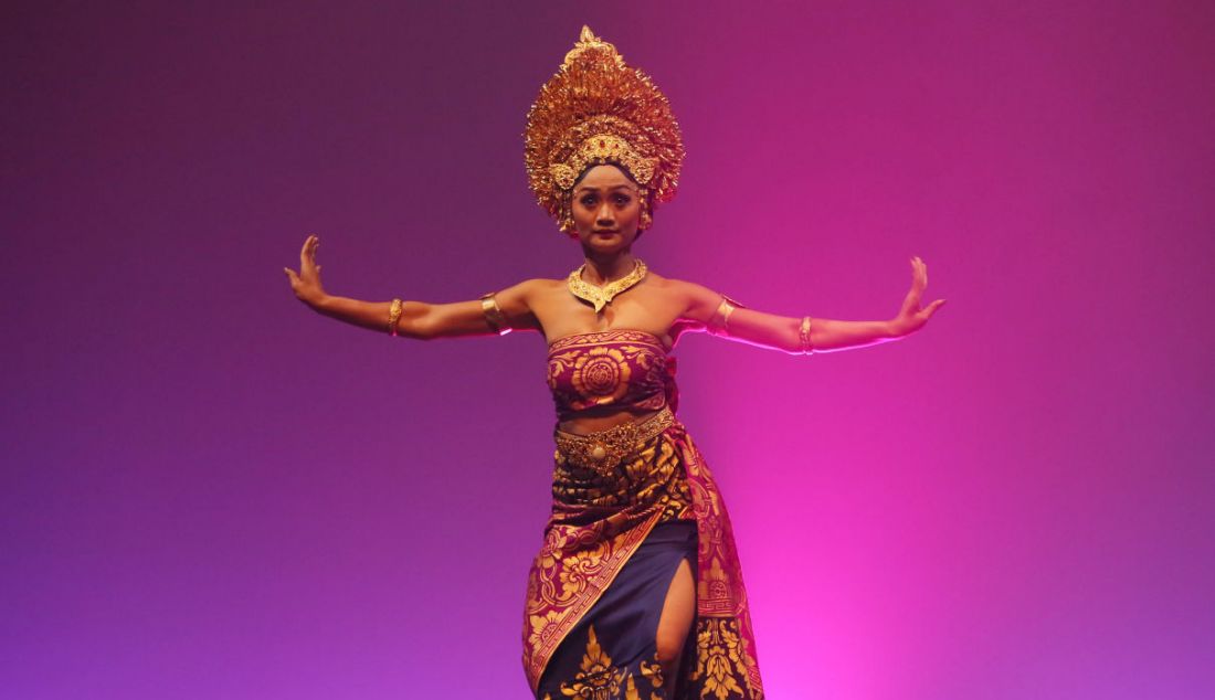 Seniman saat mementaskan Pergelaran Sabang Merauke di Djakarta Theater, Jakarta, Kamis (2/6). - JPNN.com