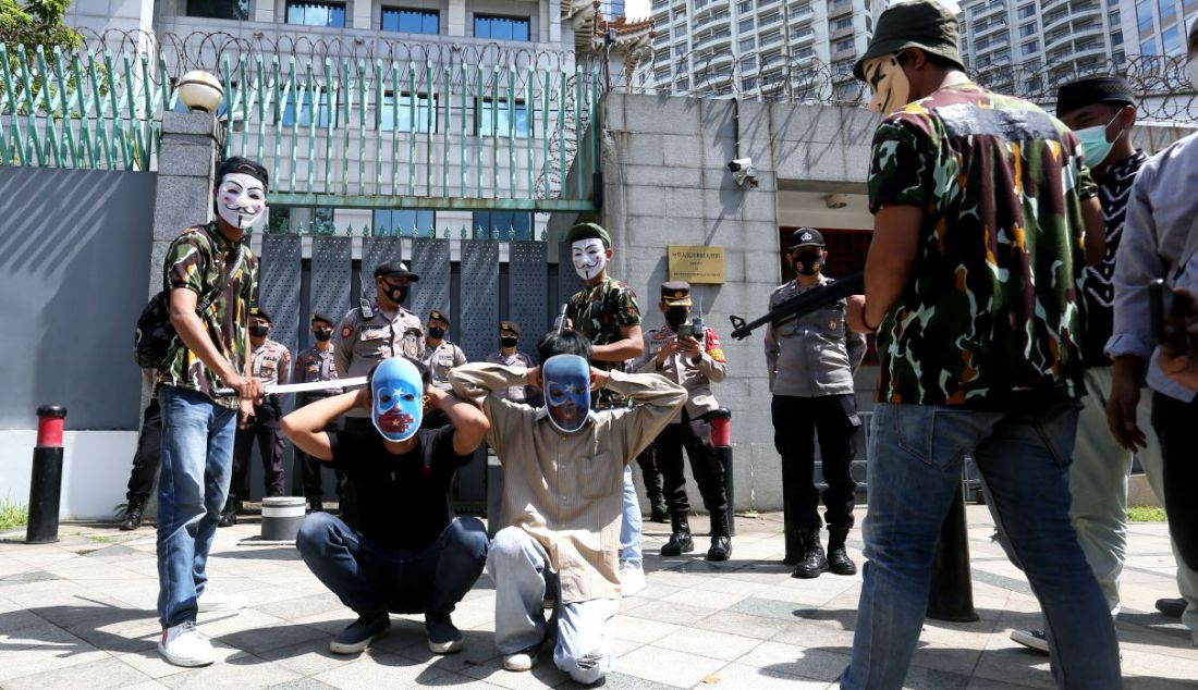 Massa menggelar demonstrasi solidaritas untuk muslim Uighur di depan Kedubes China, Jakarta, Jumat (3/6). - JPNN.com