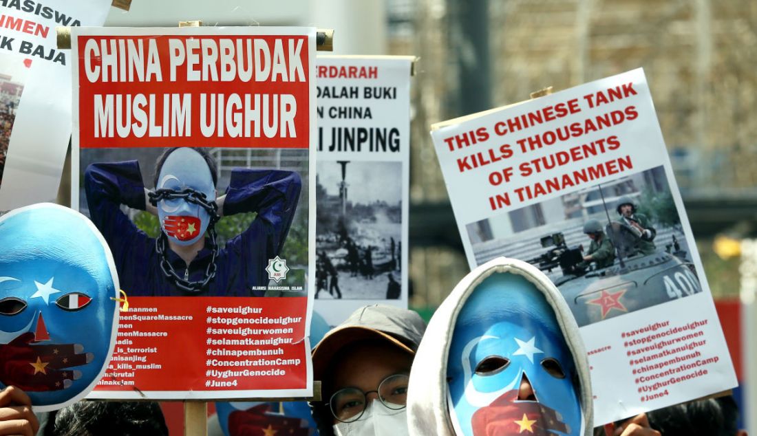 Massa menggelar demonstrasi solidaritas untuk muslim Uighur di depan Kedubes China, Jakarta, Jumat (3/6). Mereka menuntut pemerintah China melalui kedutaan besarnya di Indonesia untuk segera menghentikan penyiksaan, penyanderaan, dan pelarangan umat muslim Uighur dalam melaksanakan aktivitas ibadah. - JPNN.com