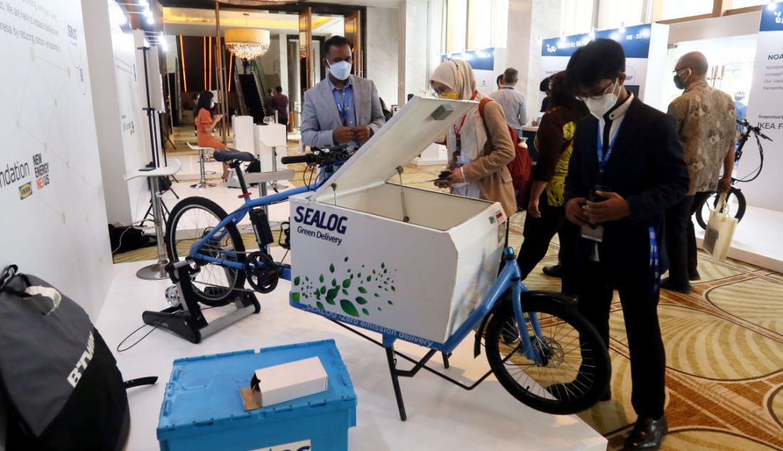 Pengunjung saat melihat E-Cargo Bike di sela-sela Festival Energi Terbarukan [RE] Spark 2022, Jakarta, Jumat (3/6). Pameran inovasi menghadirkan lebih dari 30 inovator dan startup energi terbarukan dari berbagai bidang, seperti energi bersih, e-mobility, akses energi, digitalisasi energi, customer experience, dan inovasi model bisnis. - JPNN.com