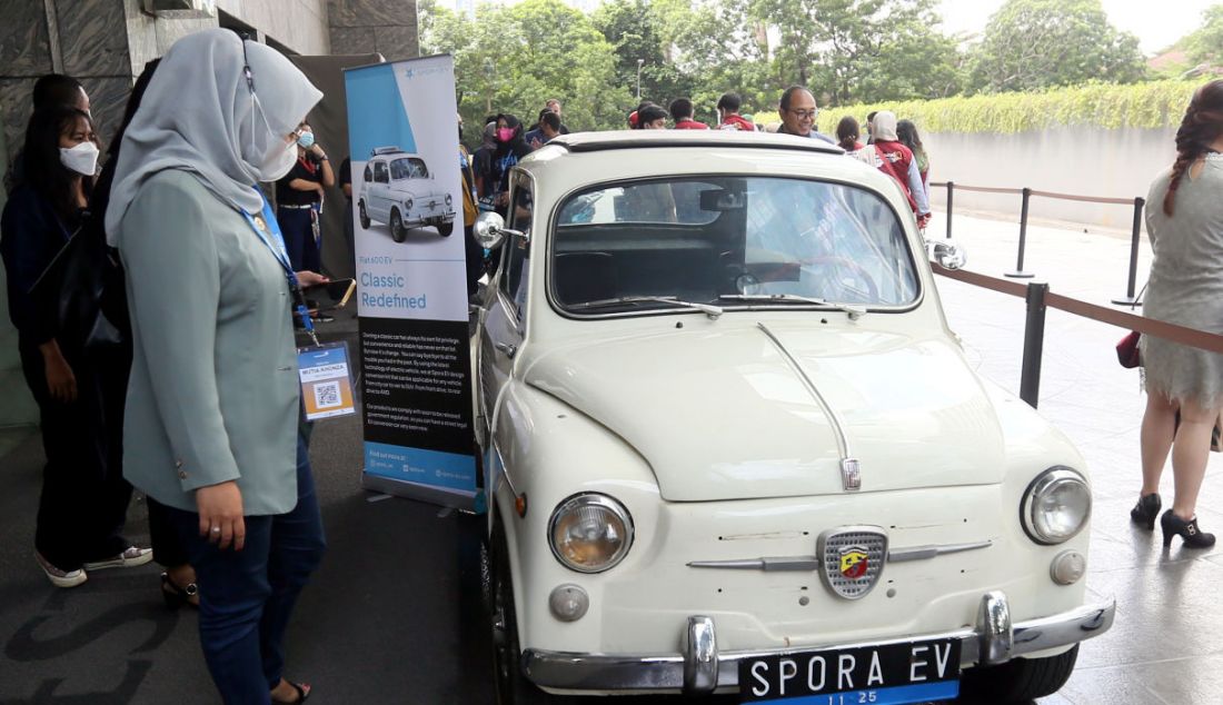 Pengunjung saat melihat mobil klasik elektrik disela sela Festival Energi Terbarukan [RE] Spark 2022, Jakarta, Jumat (3/6). - JPNN.com