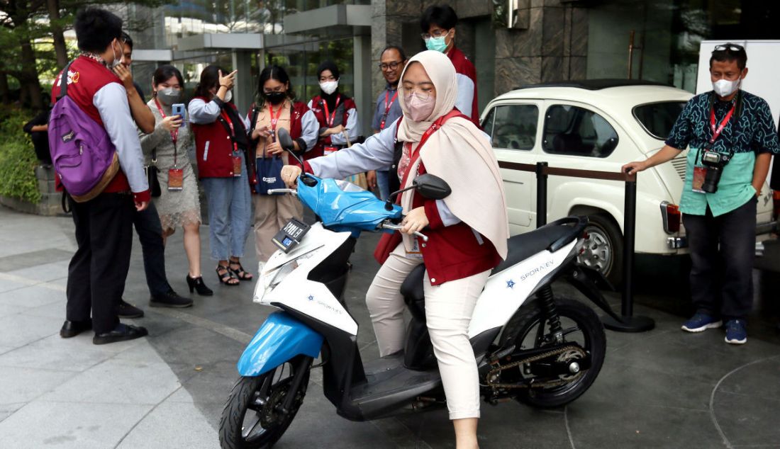 Sejumlah pengunjung mencoba mengendarai kendaraan elektrik disela sela Festival Energi Terbarukan [RE] Spark 2022, Jakarta, Jumat (3/6). - JPNN.com