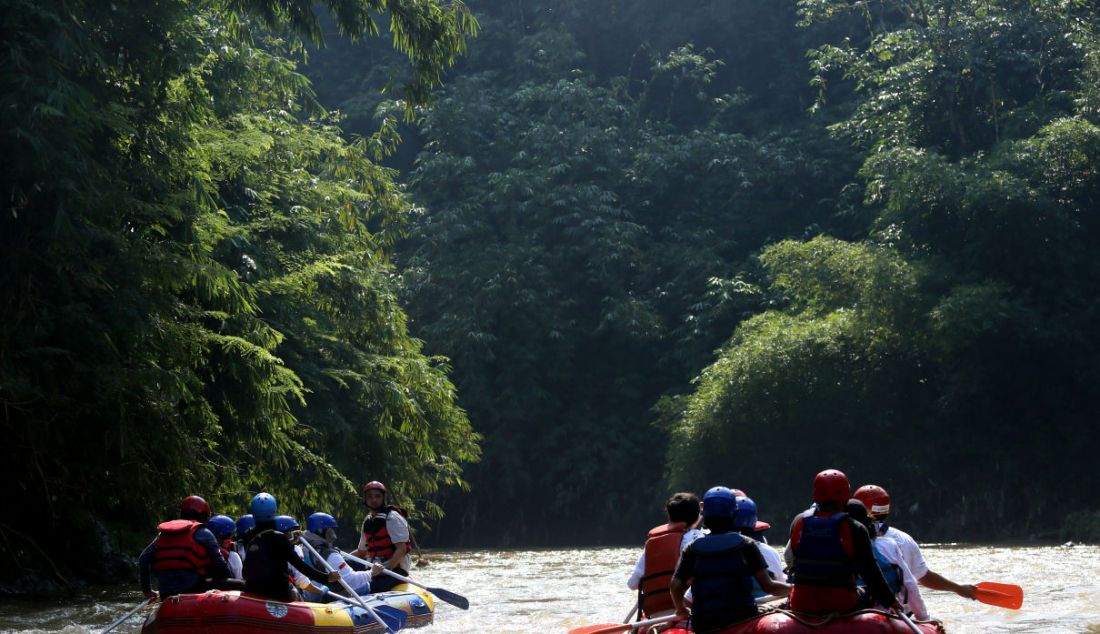 Direktur Pengendalian Pencemaran Air KLHK Nety Widayati bersama Komunitas Sahabat Ciliwung melakukan aksi bersih-bersih Sungai Ciliwung dan menyusuri Sungai Ciliwung di enam titik di Kota Depok, Jawa Barat, Sabtu (4/6). Aksi yang melibatkan 36 komunitas pemerhati Sungai Ciliwung ini menjadi bagian dari rangkaian peringatan Hari Lingkungan Hidup yang diperingati setiap tanggal 5 Juni. - JPNN.com