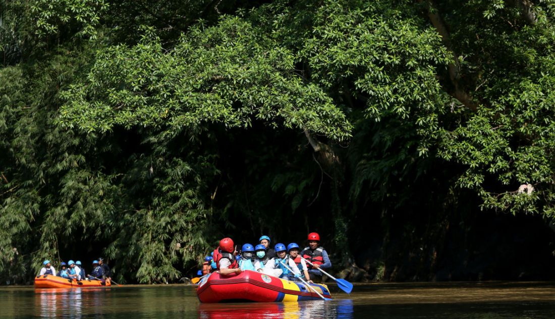 Direktur Pengendalian Pencemaran Air KLHK Nety Widayati bersama Komunitas Sahabat Ciliwung melakukan aksi bersih-bersih Sungai Ciliwung dan menyusuri Sungai Ciliwung di enam titik di Kota Depok, Jawa Barat, Sabtu (4/6). Aksi yang melibatkan 36 komunitas pemerhati Sungai Ciliwung ini menjadi bagian dari rangkaian peringatan Hari Lingkungan Hidup yang diperingati setiap tanggal 5 Juni. - JPNN.com