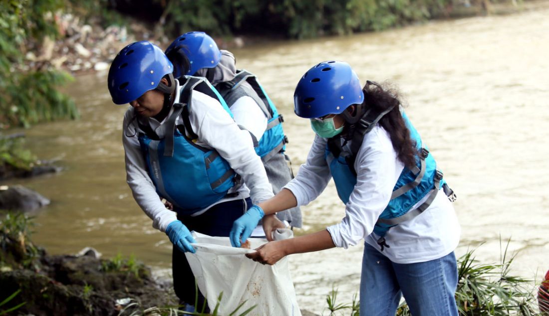 Direktur Pengendalian Pencemaran Air KLHK Nety Widayati bersama Komunitas Sahabat Ciliwung melakukan aksi bersih-bersih Sungai Ciliwung dan menyusuri Sungai Ciliwung di enam titik di Kota Depok, Jawa Barat, Sabtu (4/6). - JPNN.com