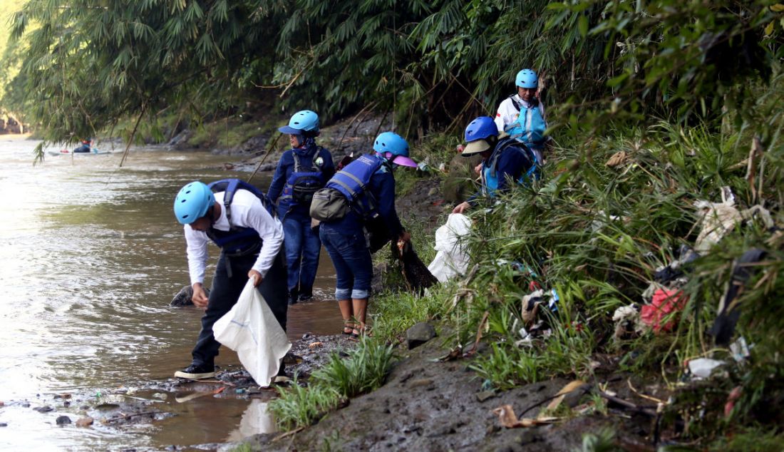 Direktur Pengendalian Pencemaran Air KLHK Nety Widayati bersama Komunitas Sahabat Ciliwung melakukan aksi bersih-bersih Sungai Ciliwung dan menyusuri Sungai Ciliwung di enam titik di Kota Depok, Jawa Barat, Sabtu (4/6). - JPNN.com