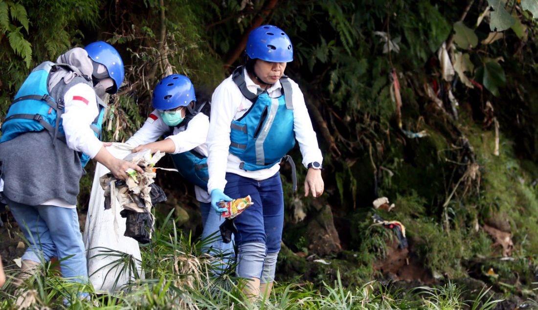 Direktur Pengendalian Pencemaran Air KLHK Nety Widayati bersama Komunitas Sahabat Ciliwung melakukan aksi bersih-bersih Sungai Ciliwung dan menyusuri Sungai Ciliwung di enam titik di Kota Depok, Jawa Barat, Sabtu (4/6). Aksi yang melibatkan 36 komunitas pemerhati Sungai Ciliwung ini menjadi bagian dari rangkaian peringatan Hari Lingkungan Hidup yang diperingati setiap tanggal 5 Juni. - JPNN.com