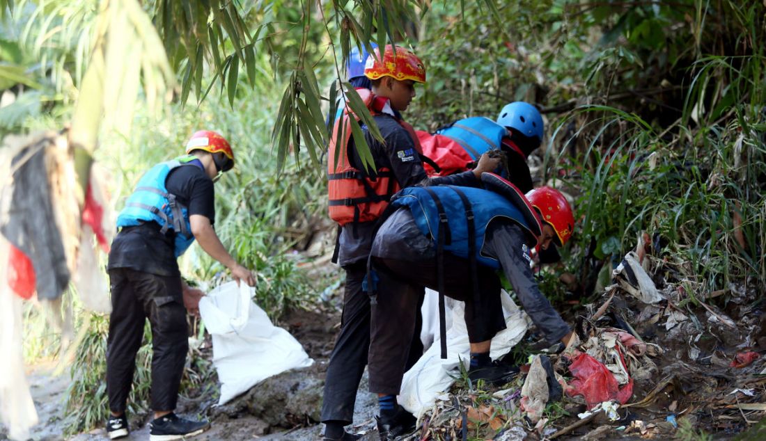 Direktur Pengendalian Pencemaran Air KLHK Nety Widayati bersama Komunitas Sahabat Ciliwung melakukan aksi bersih-bersih Sungai Ciliwung dan menyusuri Sungai Ciliwung di enam titik di Kota Depok, Jawa Barat, Sabtu (4/6). Aksi yang melibatkan 36 komunitas pemerhati Sungai Ciliwung ini menjadi bagian dari rangkaian peringatan Hari Lingkungan Hidup yang diperingati setiap tanggal 5 Juni. - JPNN.com