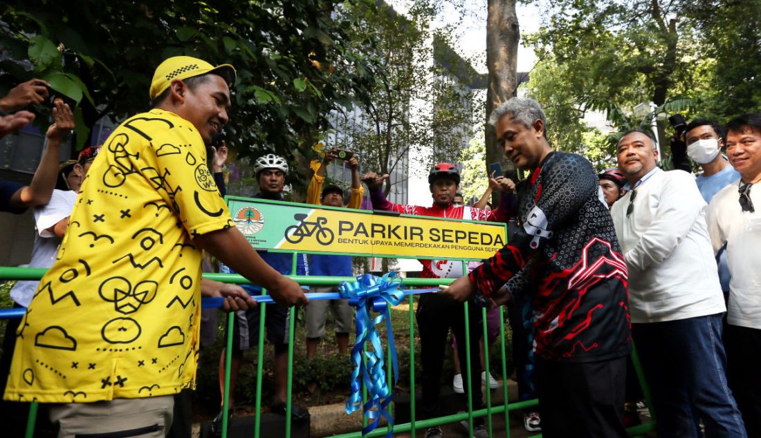 Dirjen Pengendalian Pencemaran dan Kerusakan Lingkungan KLHK Sigit Reliantoro meresmikan parkiran sepeda KLHK di sela-sela acara Aksi Sejuta Sepeda Satu Indonesia di Halaman Kementerian LHK, Jakarta, Minggu (5/6). Kegiatan ini merupakan bagian dari peringatan hari lingkungan hidup dengan tema Satu Bumi untuk Masa Depan. - JPNN.com