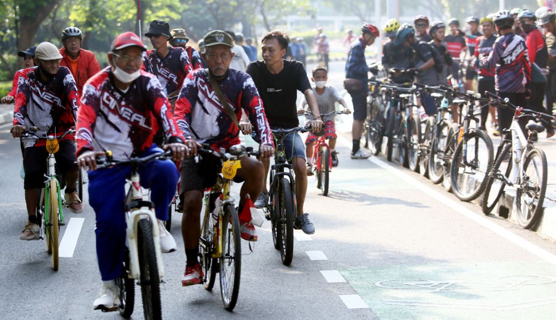 Komunitas sepeda saat mengikuti acara Aksi Sejuta Sepeda Satu Indonesia di Halaman Kementerian LHK, Jakarta, Minggu (5/6). Kegiatan ini merupakan bagian dari peringatan hari lingkungan hidup dengan tema Satu Bumi untuk Masa Depan. - JPNN.com