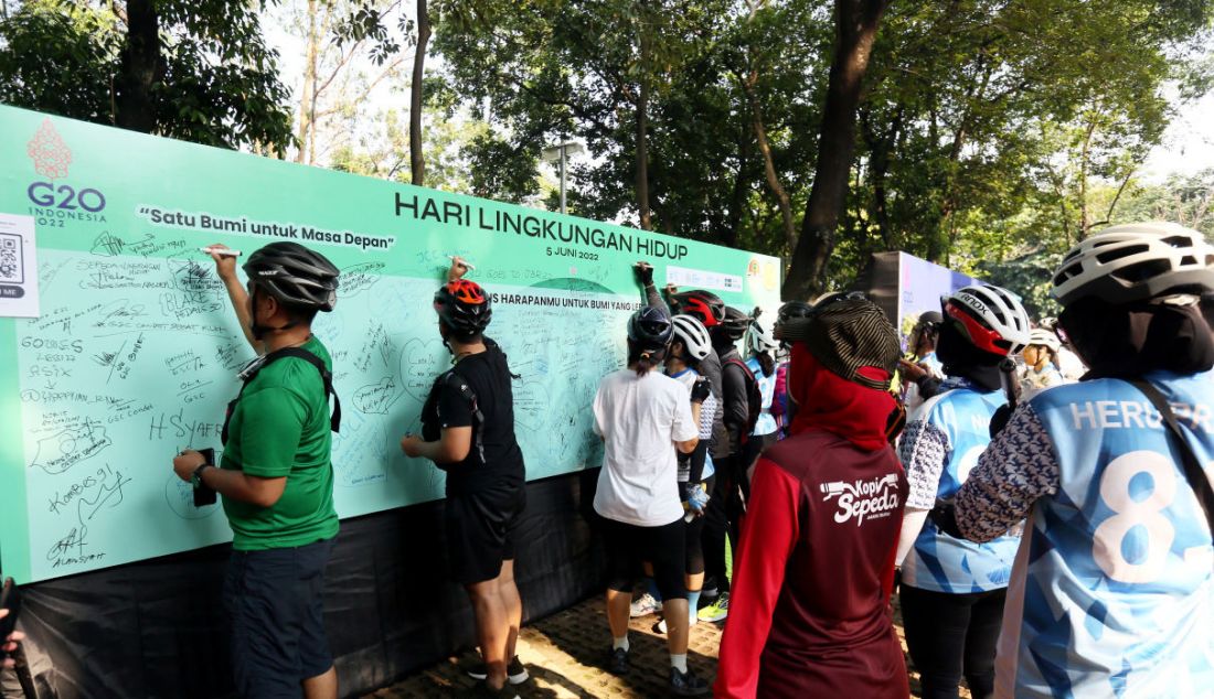 Sejumlah komunitas sepeda membubuhkan tanda tangan pada Aksi Sejuta Sepeda Satu Indonesia di Halaman Kementerian LHK, Jakarta, Minggu (5/6). - JPNN.com