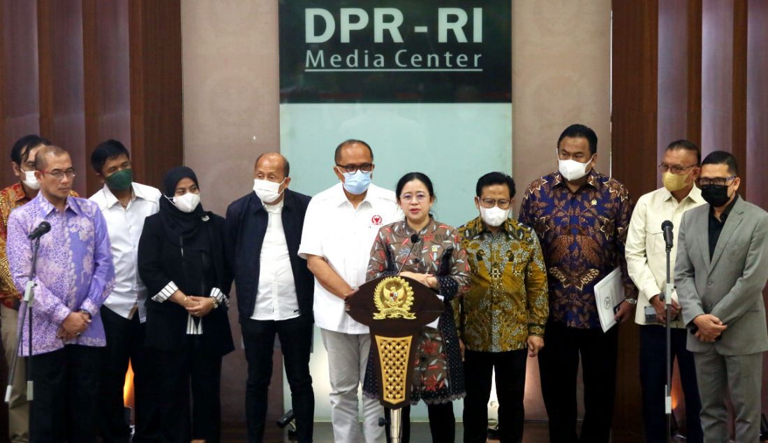 Ketua DPR RI Puan Maharani bersama Ketua Komisi Pemilihan Umum (KPU) Hasyim Asy'ari memberikan keterangan pers di Gedung DPR, Senayan, Jakarta, Senin (6/6). DPR RI bersama KPU menyepakati tahapan Pemilu 2024 dimulai pada 14 Juni 2022 dan durasi masa kampanye selama 75 hari. - JPNN.com